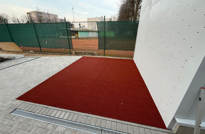 Dopadová plocha pod horolezeckou stěnu